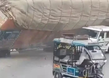 ବୋଲେରୋ ଉପରେ ଓଲଟିଲା ଟ୍ରକ