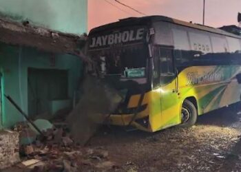 Accident : ଘର ଉପରେ ମାଡିଗଲା ବସ