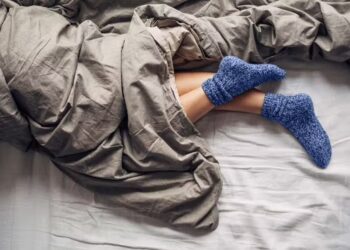 Side effects of wearing socks : ଶୀତଦିନେ ମୋଜା ପିନ୍ଧି ଶୋଇବା ହୋଇପାରେ କ୍ଷତିକାରକ !