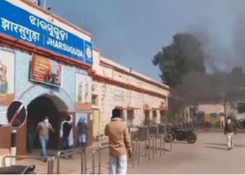 Fire breaks out at jharsuguda railway station : ଝାରସୁଗୁଡା ଷ୍ଟେସନରେ ଅଗ୍ନିକାଣ୍ଡ