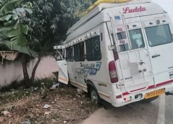 Pilgrim bus hit by electric pole ; ବିଦ୍ୟୁତ ଖୁଣ୍ଟରେ ପିଟିହେଲା ତୀର୍ଥଯାତ୍ରୀ ବସ , ଅଧାରେ ରହିଲା ଜଗା ଦର୍ଶନ