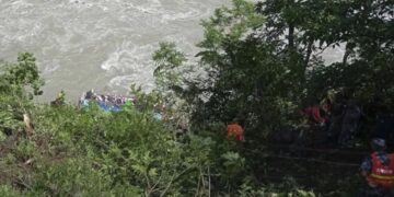 ତ୍ରିଶୂଳୀ ନଦୀକୁ ଖସିପଡିଲା ବସ